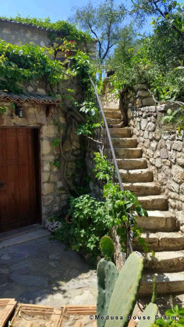 didim-medusa-house-pansiyon-stairs didim-medusa-house-pansiyon-stairs