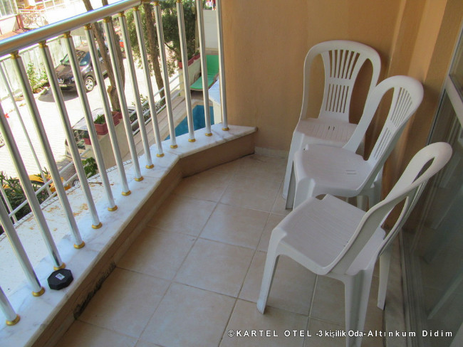 kartel-otel-balkon-triples kartel-otel-balkon-triples